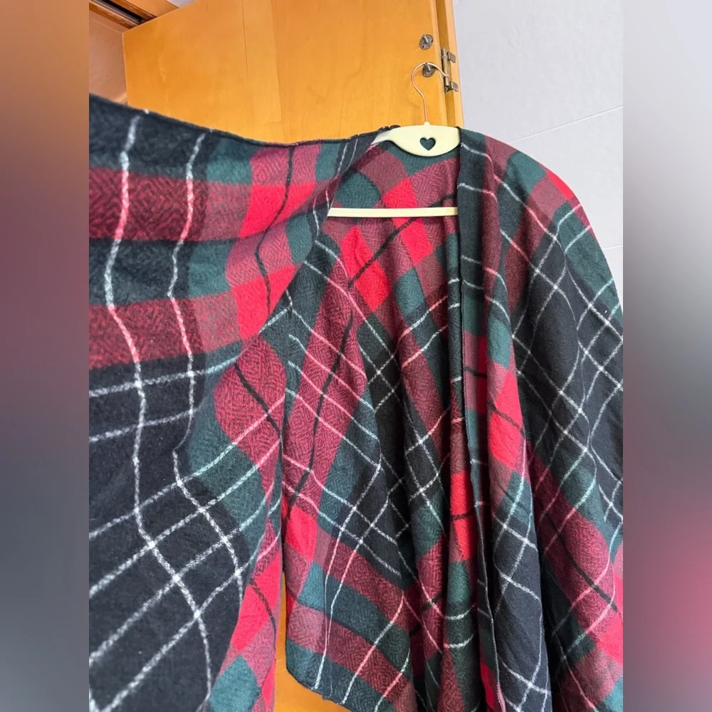 NWT Francesca's Collections Red, Green, and Black Plaid Shawl - Picture 3 of 3